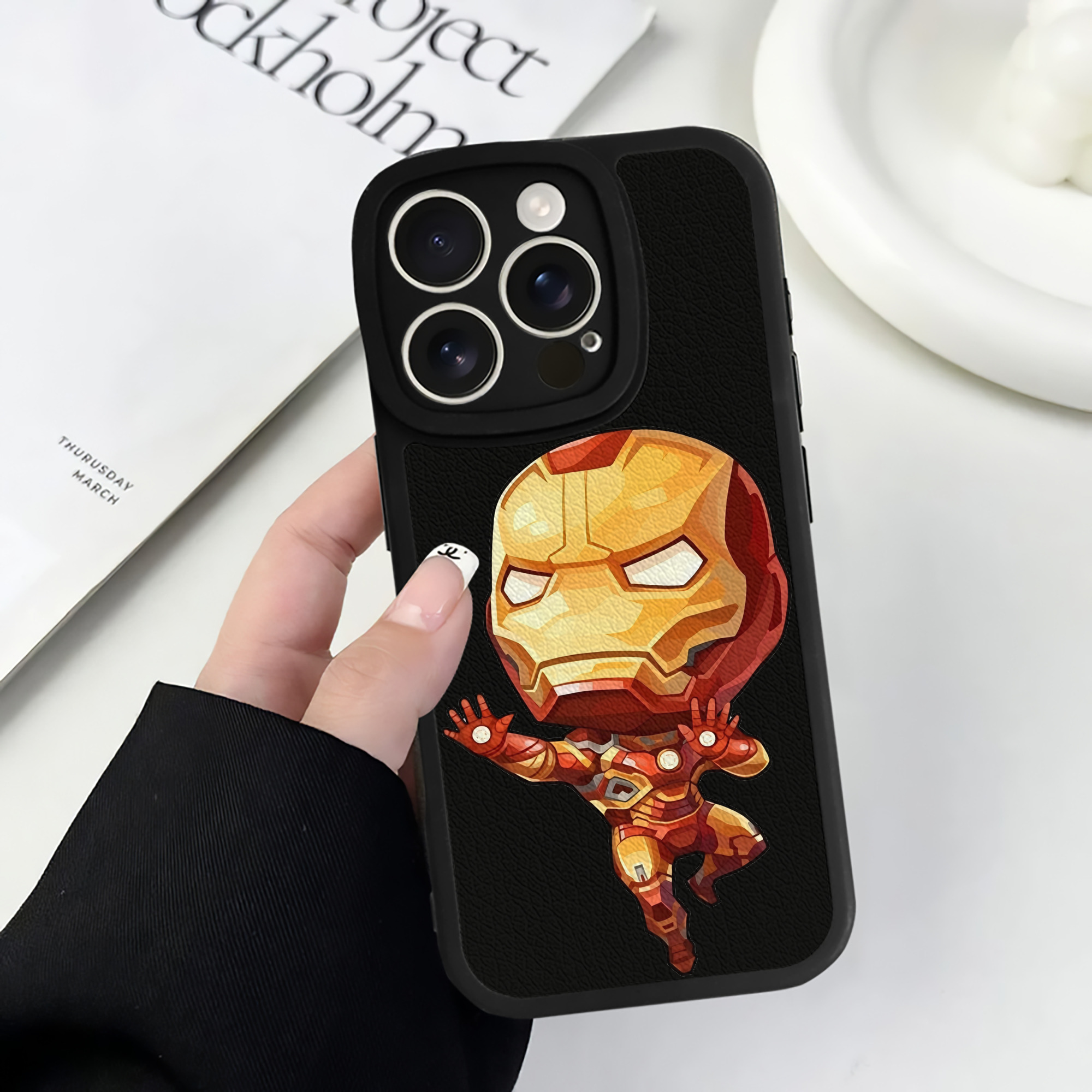（画像用） アベンジャーズ The Avengers 【iPhone 16シリーズ対応】シリコンスマホケース（レザー調） 材質：シリコン